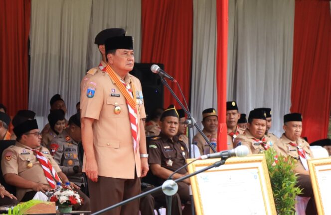 
 Bupati Tangerang Moch. Maesyal Rasyid selaku Ketua Majelis Pembimbing Cabang (Ka Mabicab) saat Menjadi Inspektur Upacara Peringatan Hari Pramuka Ke-64. Foto: ist