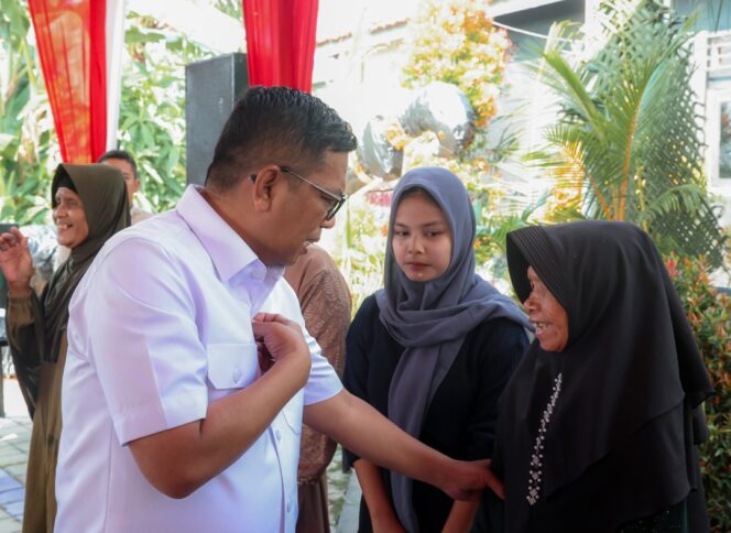 
 Gubernur Banten Andra Soni Berbincang dengan Seorang Ibu Lansia saat menghadiri Peluncuran RBI Banten dan Festival Dolanan Anak di Kampung Pekijing, Kota Serang. Foto: ist