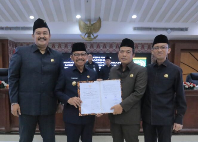 
 Wali Kota Tangerang Sachrudin bersama Pimpinan DPRD Kota Tangerang. Foto: ist