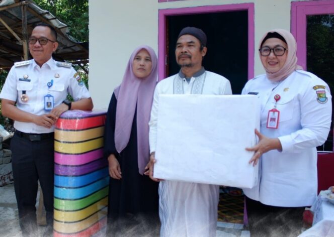 
 Wakil Bupati (Wabup) Tangerang, Intan Nurul Hikmah saat menyerahkan secara simbolis hasil program bedah rumah kepada warga Kampung Babakan RT 04/01 Desa Cikasungka, Kecamatan Solear. Foto: ist