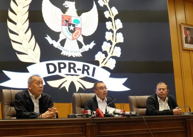 
 Wakil Ketua DPR RI, Sufmi Dasco Ahmad, Saan Mustopa dan Cucun Ahmad Syamsurijal saat Konferensi Pers di Gedung DPR RI, Jum'at (05/09/2025). Foto: ist