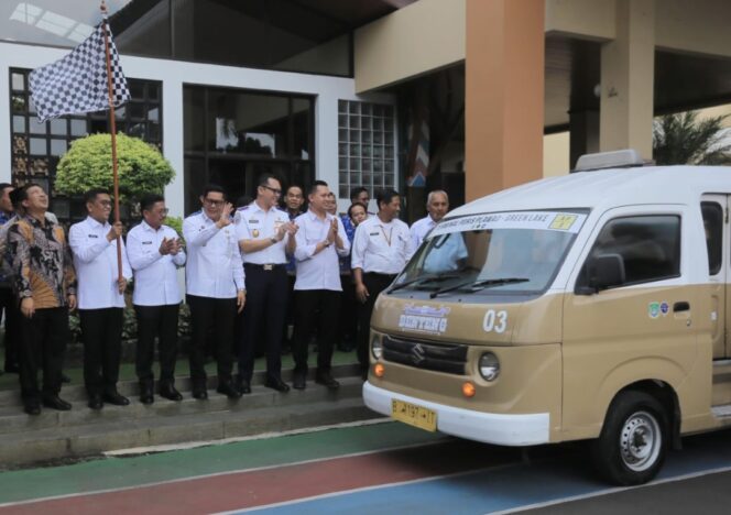 
 Gubernur Banten Andra Soni dan Wali Kota Tangerang Sachrudin saat meluncurkan koridor baru Angkutan Perkotaan (AP) milik Pemkot Tangerang, yakni Angkot Si Benteng dan Bus Tayo. Foto: ist