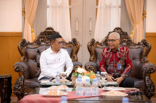 
 Gubernur Banten Andra Soni saat menerima kunjungan Ketua Umum PWI Pusat Akhmad Munir di Gedung Negara Pendopo Gubernur Banten. Foto: ist