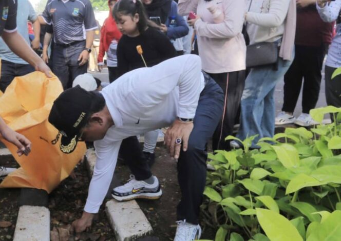 
 Wali Kota Tangerang Sachrudin saat turut Bersih-bersih sampah pada momentum World Cleanup Day. Foto: ist