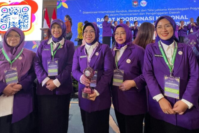 
 Ketua Tim Pembina Pos Pelayanan Terpadu (Posyandu) Provinsi Banten, Tinawati Andra Soni bersama Ketua Tim Pembina Posyandu Kabupaten/Kota se-Banten. Foto: ist