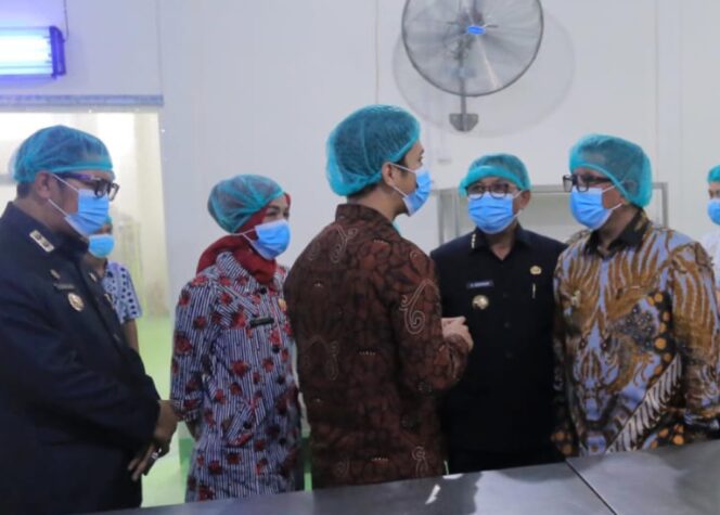 
 Gubernur Banten Andra Soni Didampingi Wali Kota Sachrudin dan Wakil Wali Kota Maryono saat Meninjau SPPG di Kelurahan Karangsari Kecamatan Neglasari Kota Tangerang. Foto: ist