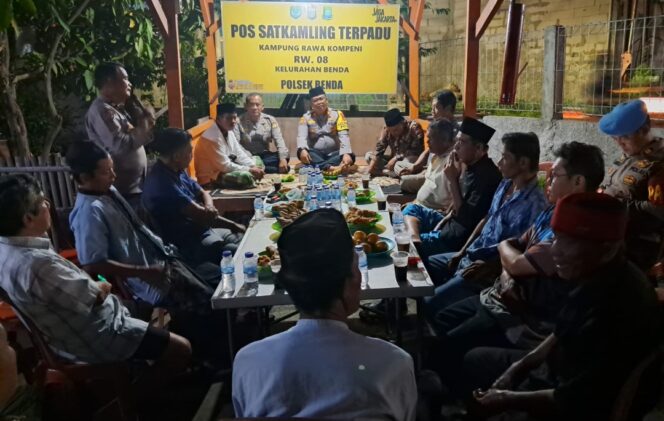 
 Kapolsek Benda AKP Sriyono,SH.,MH saat 'Ngopi Kamtibmas' bersama tiga pilar di RW 08 Kampung Rawa Kompeni, Kelurahan Benda Kecamatan Benda Kota Tangerang, Kamis, 2 Oktober 2025. Foto: ist