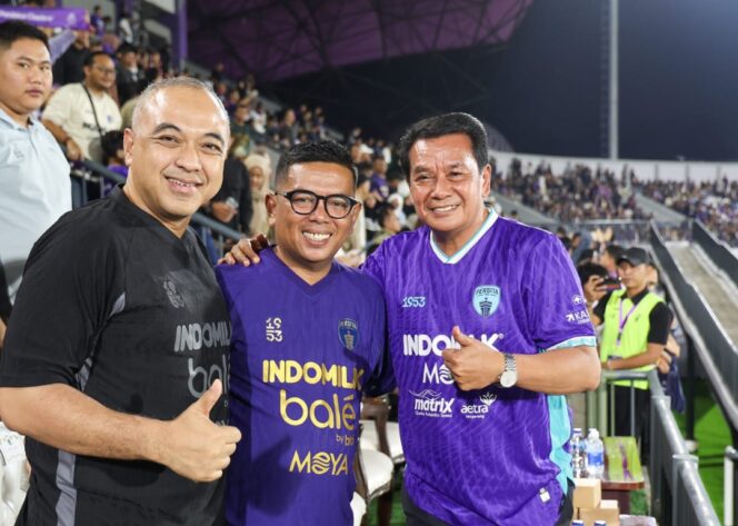 Gubernur Banten Andra Soni didampingi Bupati Tangerang Mochamad Maesyal Rasyid dan Presiden Klub Persita Tangerang Ahmed Zaki Iskandar. Foto: ist