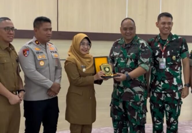 
 Bupati Pandeglang Dewi Setiani saat menerima kedatangan para perwira peserta Kuliah Kerja Lapangan (KKL) Wilayah Pertahanan Perwira Siswa Seskoad TA 2025 (Komando Resor Militer 064 Maulana Yusuf) bertempat di Pendopo. Foto: ist