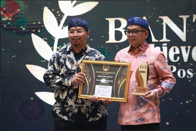 
 Gubernur Banten Andra Soni saat menerima penghargaan The Best Performance Leadership pada ajang Banten Achievement TangerangPos Award 2025. Foto: TangerangPos.