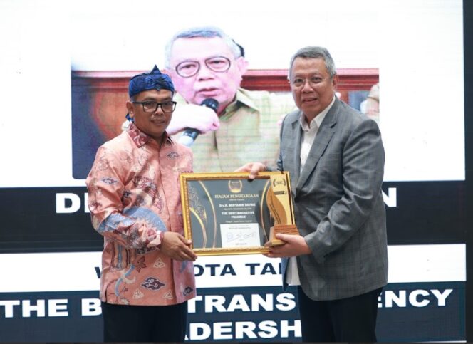 
 Wali Kota Tangerang Selatan (Tangsel) Benyamin Davnie saat menerima penghargaan The Best Transparancy Leadership Kategori Kepala Daerah Inspiratif diserahkan oleh Gubernur Banten Andra Soni dalam ajang Banten Achievement Tangerang Pos Award 2025. Foto: TangerangPos 