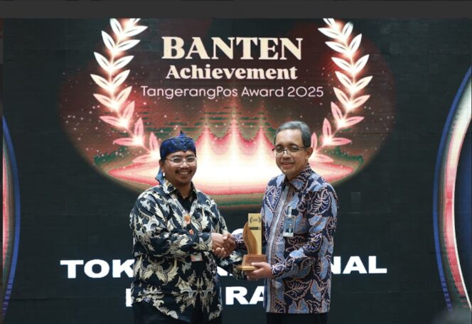 
 Sekretaris Jenderal Kementerian Imigrasi dan Pemasyarakatan (Imipas) Asep Kurnia saat mewakili Menteri Imipas Agus Andrianto Menerima Penghargaan Banten Achievement TangerangPos Awards 2025. Foto: TangerangPos 