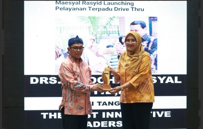 Kepala Dinas Komunikasi dan Informatika (Kadiskominfo) Dian Mayang mewakili Bupati Tangerang Menerima Penghargaan Banten Achievement TangerangPos Awards 2025. Foto: TangerangPos