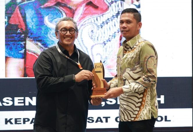 
 Plt Kepala UPTD PPD Samsat Cikokol, Awal Pasenggong saat menerima Penghargaan Banten Achievement TangerangPos Awards 2025. Foto: TangerangPos 