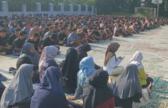 
 Suasana khidmat dan penuh kekeluargaan menyelimuti kegiatan istighosah siswa dan guru SMAN 1 Cimarga Kabupaten Lebak. Foto: ist
