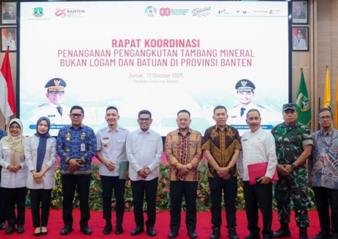 
 Gubernur Banten Andra Soni bersama para Kepala Daerah usai Rapat Koordinasi (Rakor) Penanganan Pengangkutan Tambang Mineral Bukan Logam dan Batuan di Provinsi Banten, yang digelar di Pendopo Gubernur Banten, Kota Serang. Foto: ist