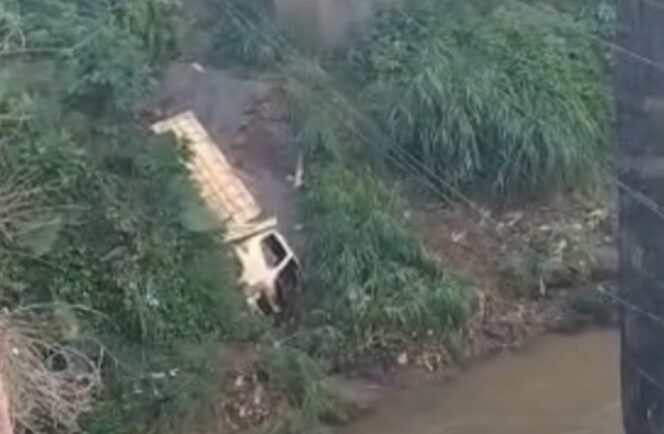 
 Penampakan Truk Bermuatan Pasir yang terperosok di Jembatan Cisauk Kabupaten Tangerang. Foto: TangerangPos 