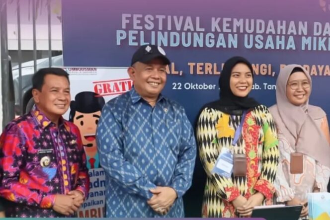 Bupati Tangerang Moch. Maesyal Rasyid saat Dampingi Wakil Menteri UMKM Helvi Yuni Moraza hadiri kegiatan Festival Kemudahan dan Perlindungan Usaha Mikro yang digelar di Indomilk Arena Stadium. Foto: ist