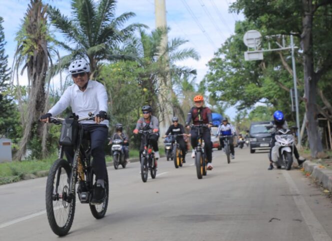 Wali Kota Tangerang Sachrudin saat Rutin Gowes Jum'at. Foto: ist