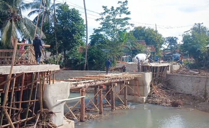Pemerintah Provinsi (Pemprov) Banten melalui Dinas Pekerjaan Umum dan Penataan Ruang (DPUPR) tengah membangun Jembatan Surian Cegog di Kampung Cegog, Desa Rancapinang, Kecamatan Cimanggu, Kabupaten Pandeglang. Foto: TangerangPos
