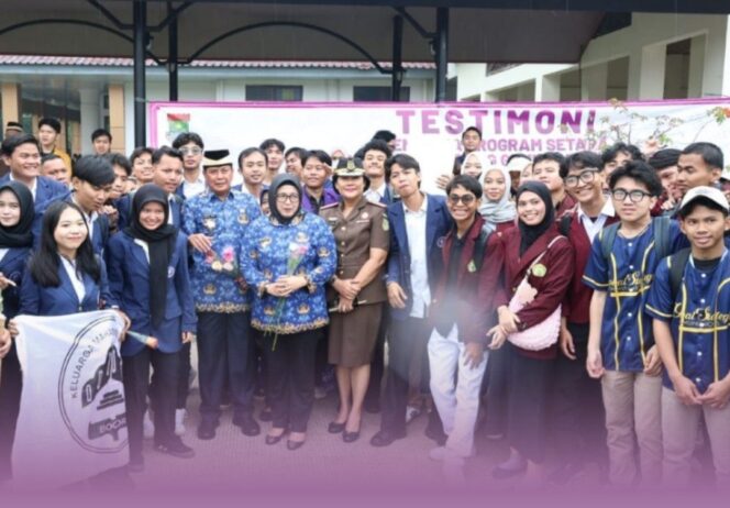 
 Bupati Tangerang Moch Maesyal Rasyid dan Wakil Bupati Tangerang Intan Nurul Hikmah bersama para Mahasiswa Penerima Program Beasiswa Tangerang Gemilang. Foto: ist
