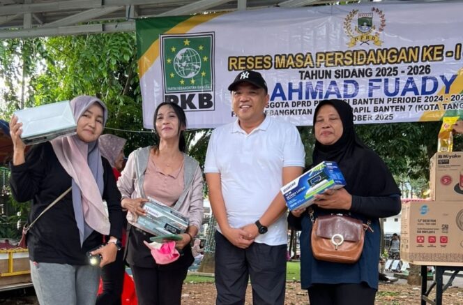 Anggota DPRD Provinsi Banten dari Fraksi Partai Kebangkitan Bangsa (PKB), Ahmad Fuady saat menggelar Reses Masa Persidangan Ke-1 bersama 300 'emak-emak' pegiat senam di Taman Rapansal Kelurahan Cibodasari Kecamatan Cibodas. Foto: TangerangPos