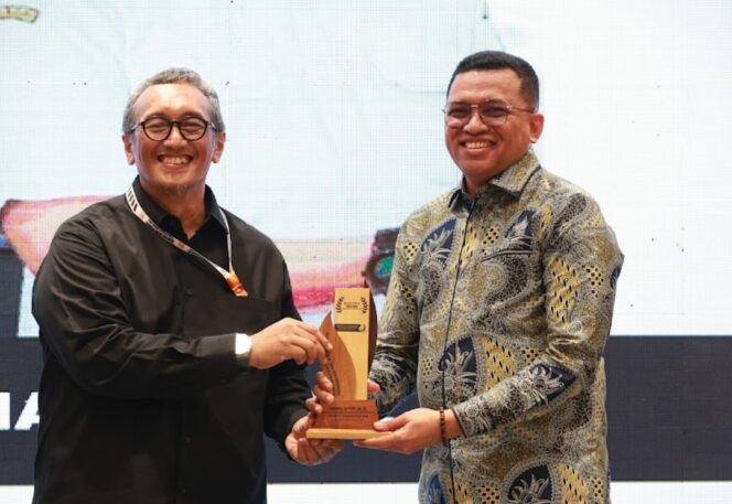 
 Ismail, S.STP.,M.Si. saat Menerima penghargaan The Best Administrator Kategori ASN Inspiratif pada ajang Banten Achievement TangerangPos Awards 2025. Foto: TangerangPos 
