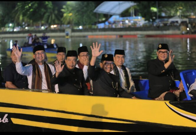 
 Wali Kota dan Wakil Wali Kota Tangerang, Sachrudin-Maryono beserta Ketua DPRD Kota Tangerang Rusdi Alam Menaiki Perahu Boat saat Pembukaan Cisadane Digital Fest 2025. Foto: ist