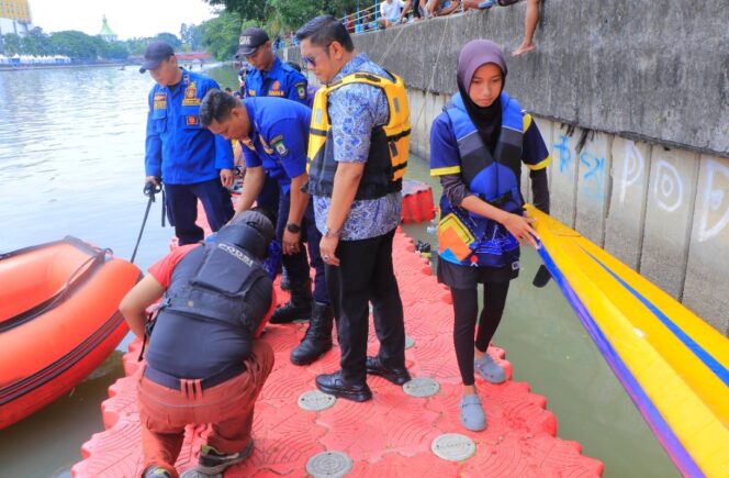 
 Wakil Wali Kota Tangerang, H. Maryono, meninjau persiapan Lomba Dragon Boat (Perahu Naga). Foto: ist