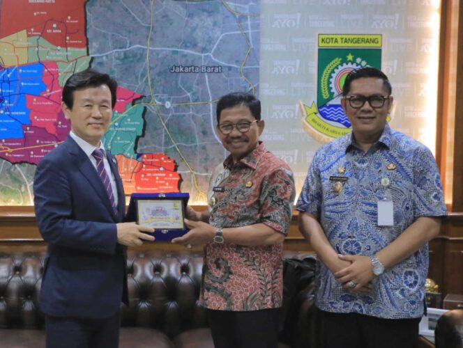 
 Wali Kota Tangerang H. Sachrudin bersama Wakil Wali Kota Tangerang Maryono menyambut langsung kehadiran Wali Kota Jinju, Kyo il Jo. Foto: ist