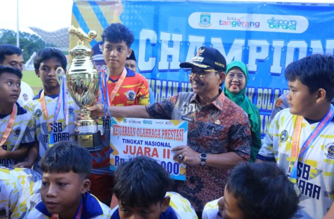 
 Wali Kota Tangerang Sachrudin saat Menyerahkan Piala Kejuaraan Nasional Sepak Bola Antar SSB U-12 Piala Wali Kota Tangerang Tahun 2025 di Stadion Benteng Reborn, Tangerang, Foto: ist