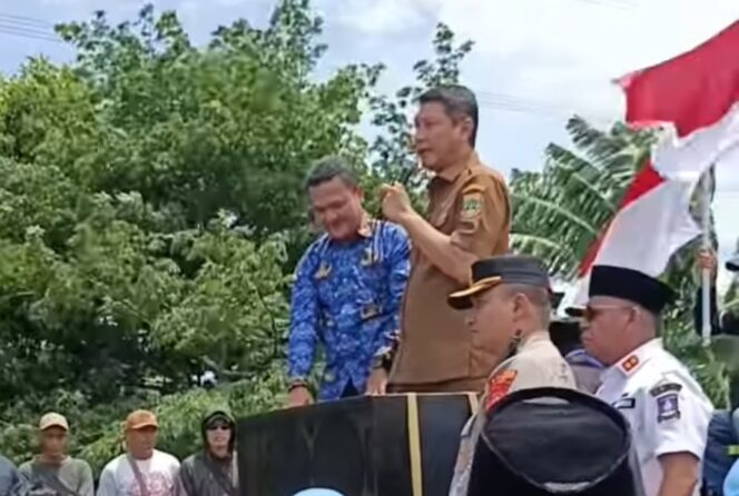 
 Sekretaris Daerah Provinsi Banten Deden Apriandhi Hartawan saat menemui ribuan massa aksi yang menolak aktivitas tambang pasir di wilayah Bojonegara–Puloampel. Foto: Ist