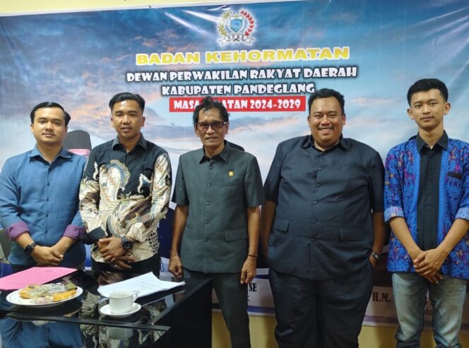 
 Ketua JPMI Banten Entis Sumantri saat Audiensi dengan BKD DPRD Kabupaten Pandeglang. Foto: TangerangPos 