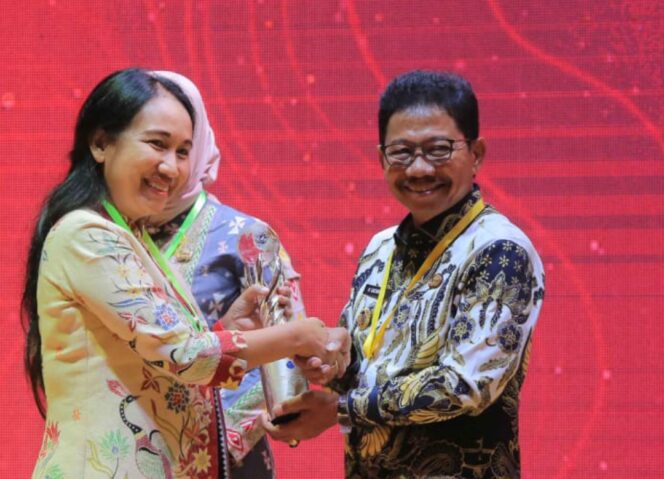
 Wali Kota Tangerang Sachrudin saat menerima penghargaan Bhumandala Rajata untuk kategori Pemerintah Kota dengan inovasi “Sistem Pemantaun Tinggi  Air Sungai (SIPANTAU)
