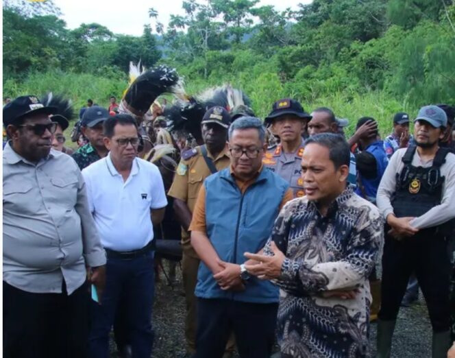 
 Deputi Bidang Pengelolaan Batas Wilayah Negara BNPP RI, Dr. Nurdin, saat meninjau langsung lokasi rencana pembangunan Pos Lintas Batas Negara (PLBN) Waris di Kabupaten Keerom, Provinsi Papua. Foto: ist 