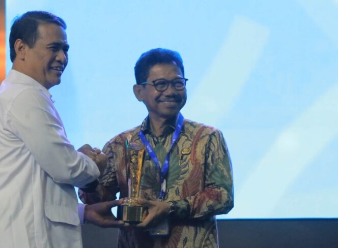 
 Wali Kota Tangerang Sachrudin saat menerima Penghargaan BKN Award 2025 pada Rapat Koordinasi Nasional (Rakornas) Kepegawaian 2025 yang diselenggarakan di Hotel Pullman, Jakarta. Foto: ist
