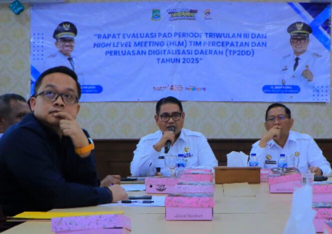 
 Sekda Kota Tangerang Herman Suwarman didampingi Kepala Bapenda Kota Tangerang Kiki Wibawa saat Evaluasi PAD Kota Tangerang. Foto: ist