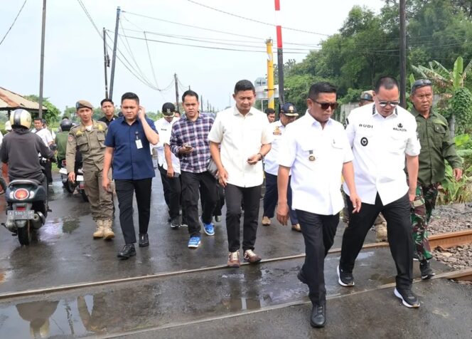 
 Gubernur Banten Andra Soni bersama Wali Kota Serang Budi Rustandi saat Meninjau Penataan Kawasan Royal. Foto: ist