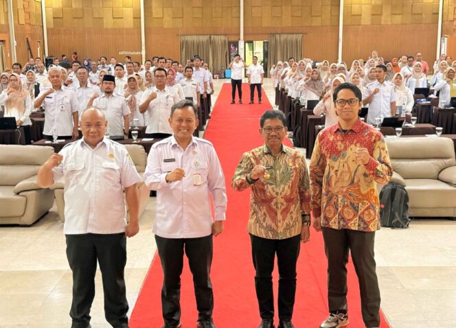 
 Wali Kota Tangerang, H. Sachrudin, saat membuka Kegiatan Konsolidasi Data Sistem Pengadaan Secara Elektronik (SPSE) Tahun Anggaran 2025 yang diselenggarakan pada Rabu (19/11) di salah satu hotel di Bogor. Foto: ist