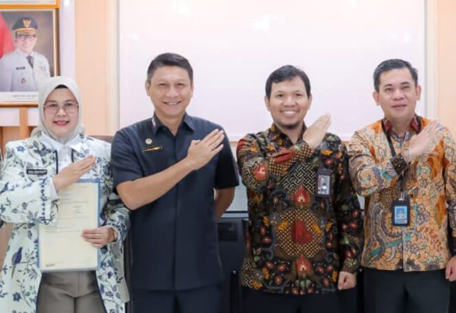 
 Kepala BPKAD Banten, Rina Dewiyanti, Sekrda Banten Deden Apriandhi Hartawan, Kepala Satgas Korsupgah Wilayah Dua KPK Arif Nur Cahyo dan Kepala Kanwil BPN Provinsi Banten, Harison Mocodompis. Foto: ist