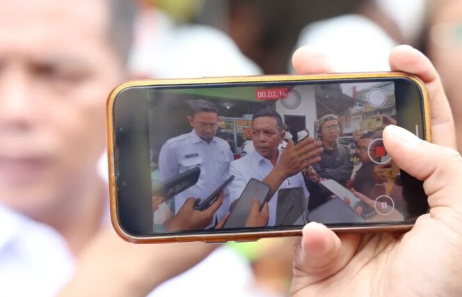 
 Gubernur Banten Andra Soni Didampingi Kepala DPUPR Banten meninjau Proyek Penataan Royal Baroe Kota Serang. Foto: ist
