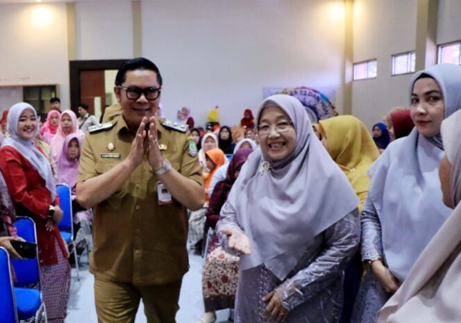 
 Wakil Wali Kota Tangerang Maryono, saat hadir dalam acara Milad ke-23 Ikatan Guru Raudhatul Athfal (IGRA) yang dirangkai dengan Hari Guru Nasional 2025, di Gedung Nyimas Melati, Kota Tangerang. Foto: ist