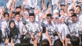 Gubernur Banten Andra Soni, Wali Kota Tangerang Sachrudin dan Kepala Dindikbud Banten Jamaluddin saat menghadiri peringatan Hari Guru Nasional 2025 dan HUT ke-80 PGRI di SMKN 2 Kota Tangerang. Foto: Awal Rijal 