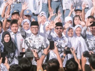 Gubernur Banten Andra Soni, Wali Kota Tangerang Sachrudin dan Kepala Dindikbud Banten Jamaluddin saat menghadiri peringatan Hari Guru Nasional 2025 dan HUT ke-80 PGRI di SMKN 2 Kota Tangerang. Foto: Awal Rijal 