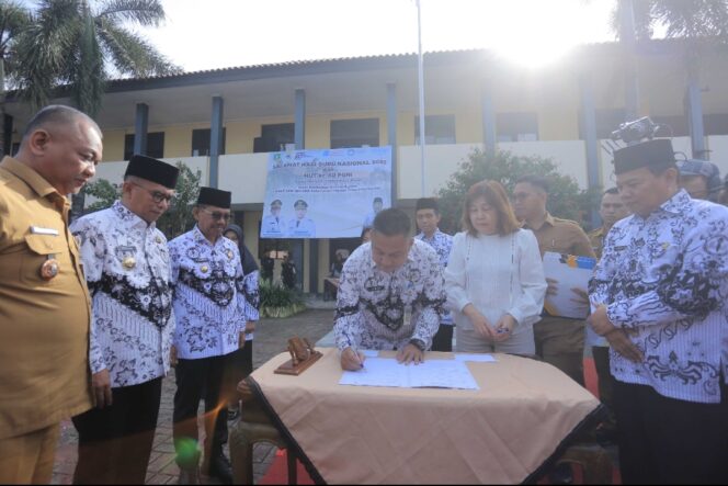 
 Kepala Disnaker Kota Tangerang Ujang Gunawan Mendampingi Gubernur Banten dan Wali Kota Tangerang saat Prosesi penandatanganan kerja sama antara 63 Bursa Kerja Khusus Sekolah Menengah Kejuruan (BKK SMK) se-Kota Tangerang dengan Perusahaan Penempatan Pekerja Migran Indonesia (P3MI). Foto: ist