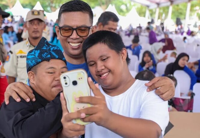 
 Gubernur Banten Andra Soni saat membuka Festival Sekolah Khusus Provinsi Banten Tahun 2025 di Lapangan Upacara Kantor Gubernur Banten, KP3B Curug, Kota Serang. Foto: ist