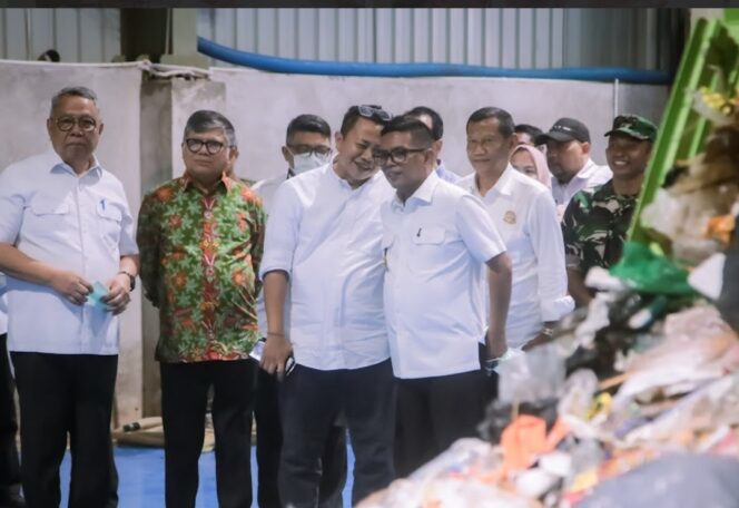 
 Gubernur Banten Andra Soni saat melihat langsung Pengoperasian Teknologi MRF (Material Recovery Facility) Bintaro. Foto: Awal