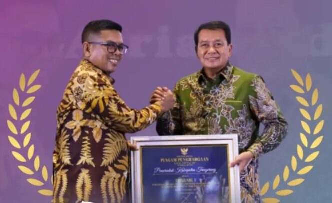 
 Bupati Tangerang Moch Maesyal Rasyid saat menerima Penghargaan Paritrana Award 2024 terbaik pertama dari BPJS Ketenagakerjaan Provinsi Banten. Foto: ist