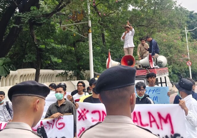 
 Koordinator Gerakkan Pandeglang Bersih, Entis Sumantri saat Orasi didepan Kantor KLH Jakarta. Foto: ist