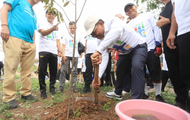 
 Wali Kota Tangerang Sachrudin saat menanam pohon di Perumahan Buana Gardenia, Kecamatan Pinang. Foto: ist